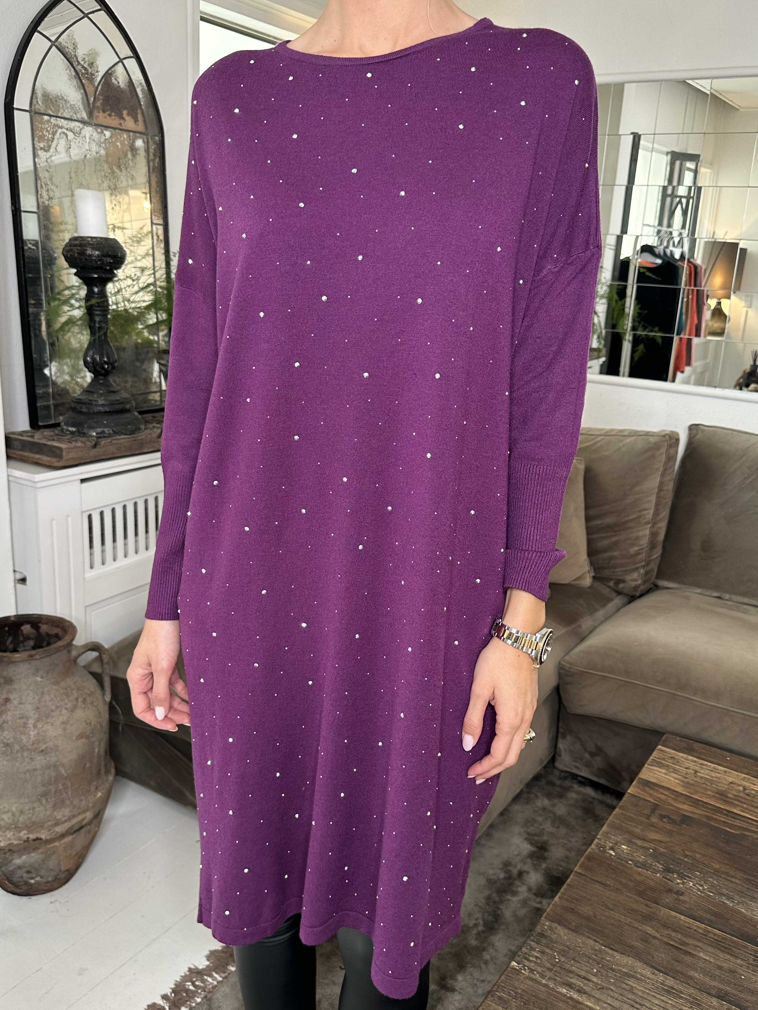 Elisa - Mjuk stickad klänning dekorerad med små stenar